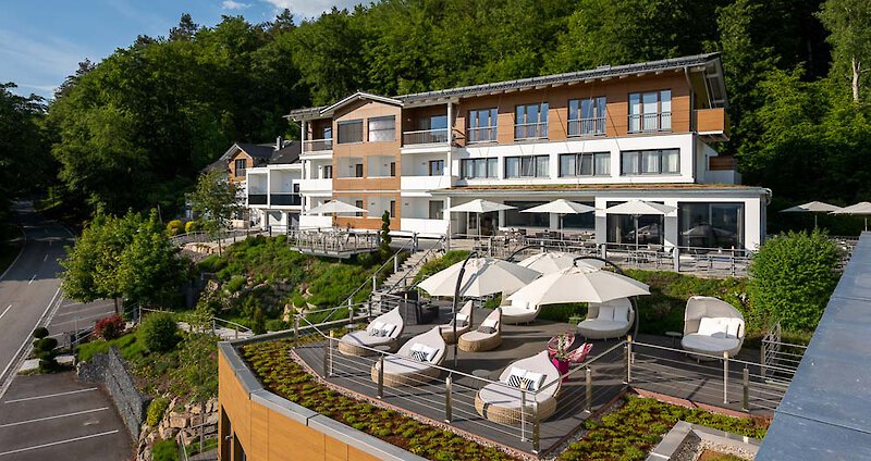 Außenansicht mit Terrasse und Liegen Thula Wellnesshotel in Bayern
